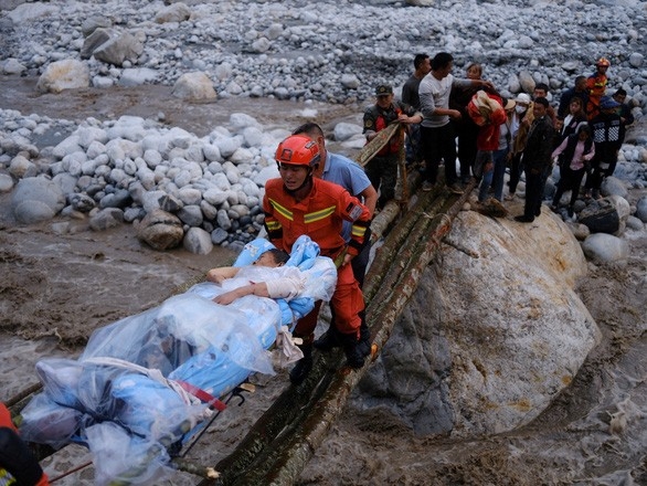 Nhân viên cứu hộ khiêng nạn nhân bị thương trên cáng sau trận động đất ở Tứ Xuyên, ngày 5/9 - Ảnh: REUTERS