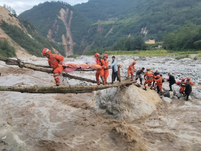 Lực lượng cứu trận động đất mạnh 6,8 độ richter tại tỉnh Tứ Xuyên - Trung Quốc hôm 5-9. Ảnh: Tân Hoa xã.