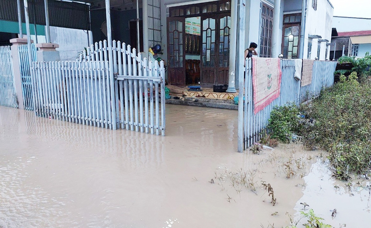 Trận mưa lớn khiến nước tràn vào nhà dân