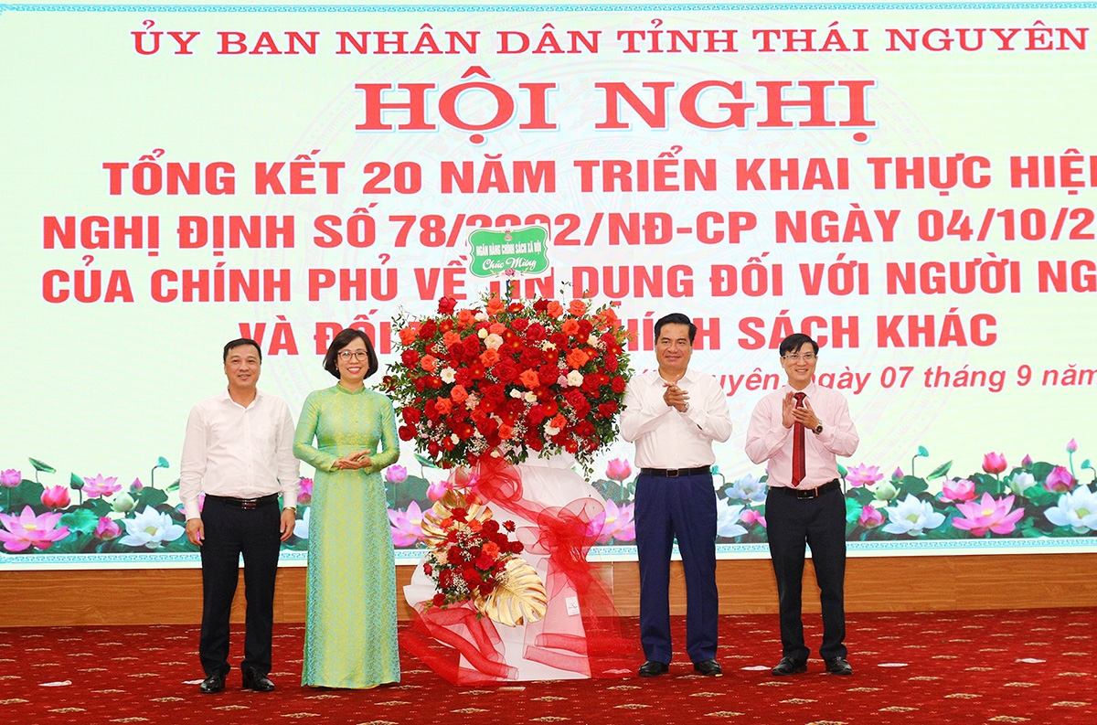 Đại diện Ngân hàng CSXH Việt Nam tặng hoa chúc mừng tỉnh Thái Nguyên