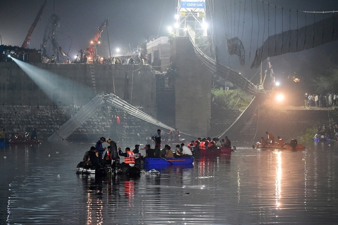 Lực lượng cứu hộ tại hiện trường vụ sập cầu treo ở thị trấn Morbi, bang Gujarat, miền Tây Ấn Độ 