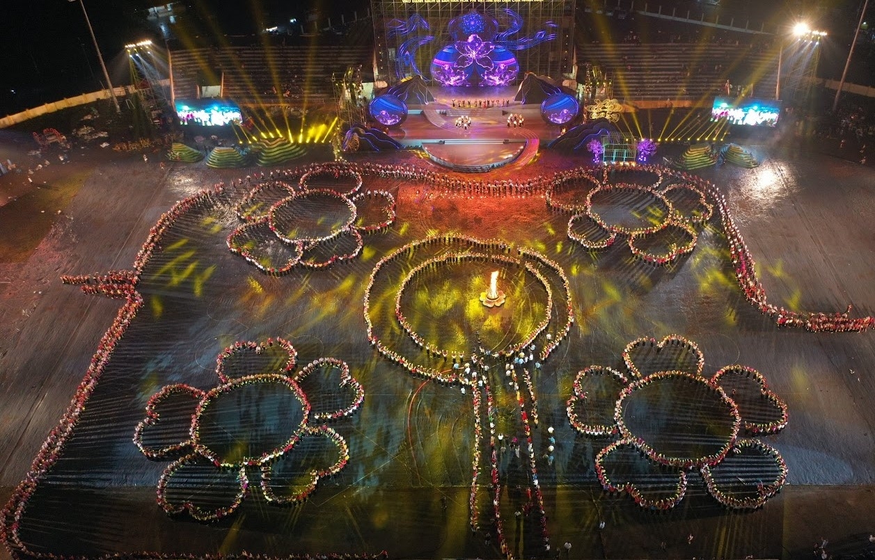 Màn đại Xòe tại lễ đón nhận Bằng của UNESCO ghi danh "Nghệ thuật Xòe Thái" vào danh sách di sản văn hóa phi vật thể đại diện của nhân loại (Tháng 9/2022)