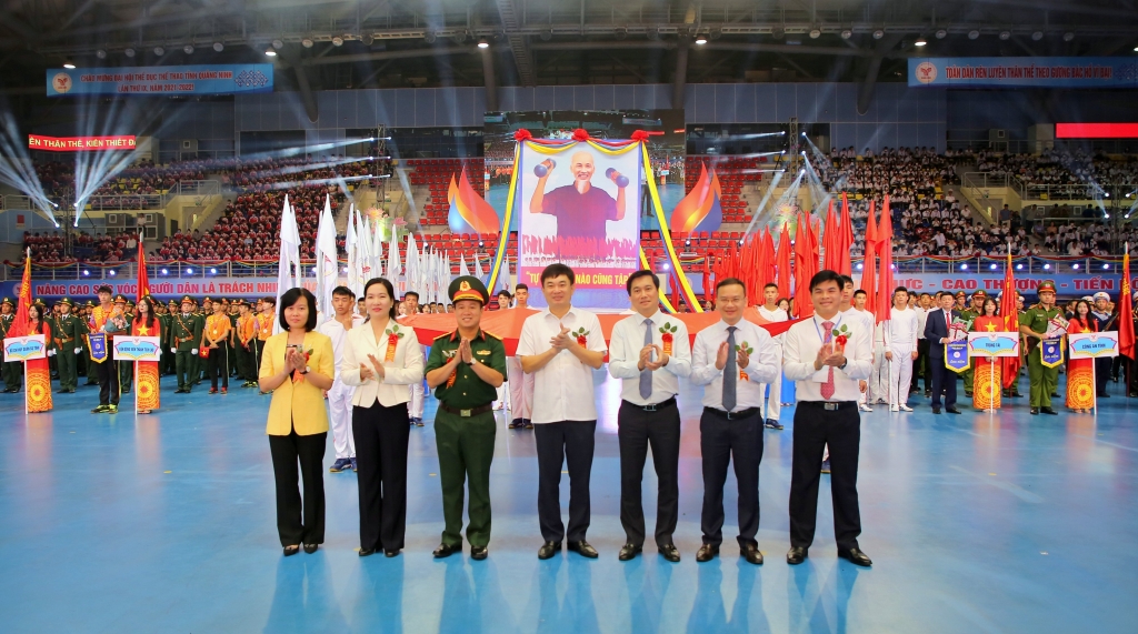Các đại biểu chụp ảnh lưu niệm cùng các đoàn về dự Đại hội TDTT tỉnh Quảng Ninh lần thứ IX năm 2022