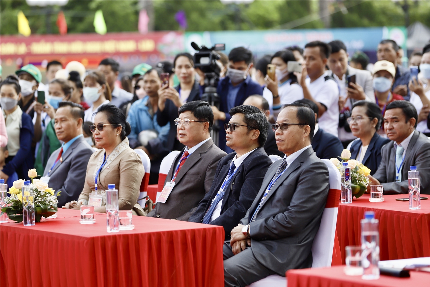Các đại biểu nước bạn Lào tham dự Lễ khai mạc