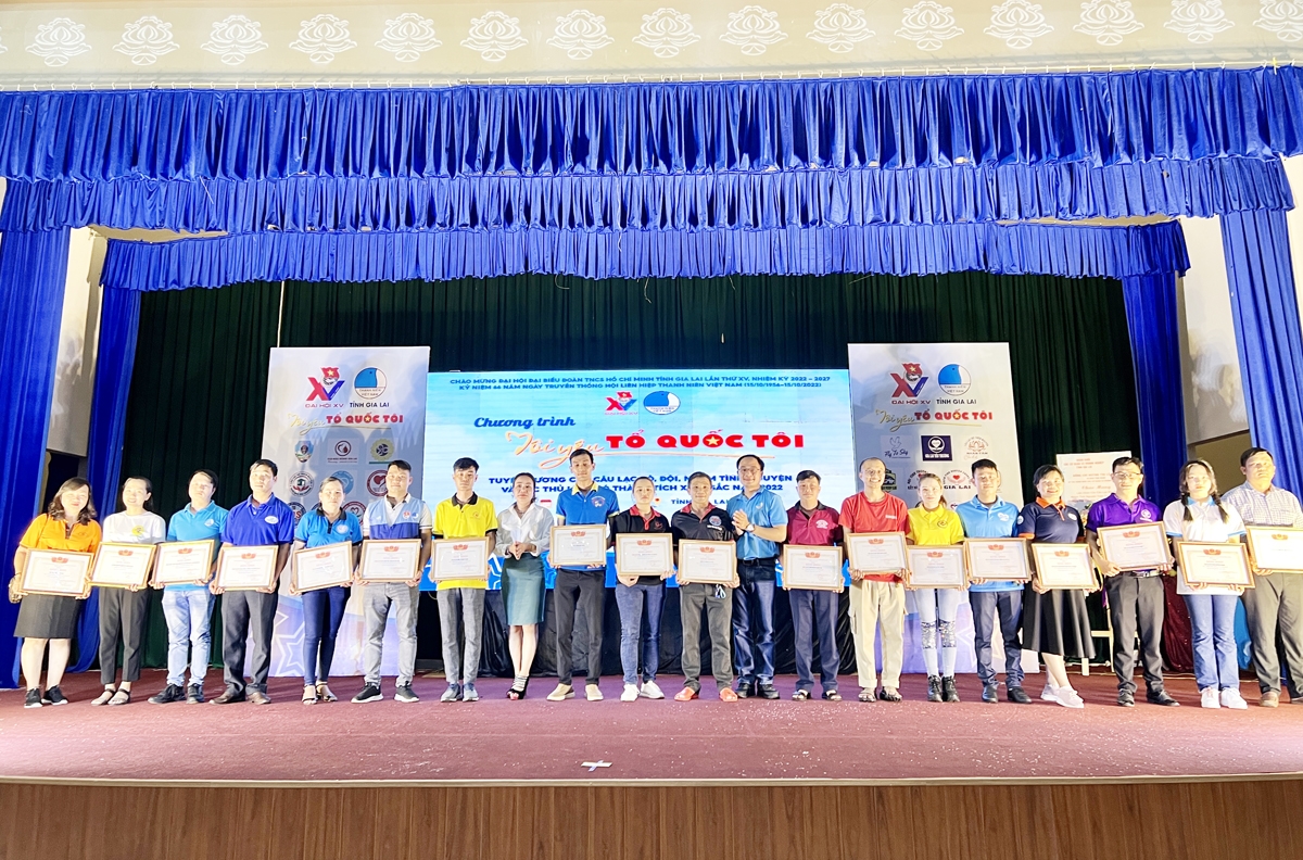 Ủy ban Hội LHTN Việt Nam tỉnh Gia Lai tặng Bằng khen cho 20 tập thể có thành tích xuất sắc trong hoạt động tình nguyện vì cộng đồng
