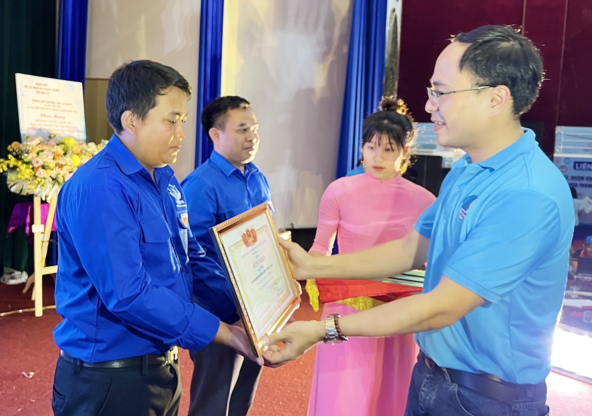Anh Đỗ Đức Thanh - Phó Bí thư Tỉnh đoàn Gia Lai tặng Bằng khen cho thanh niên DTTS, thanh niên tín đồ tôn giáo tiêu biểu