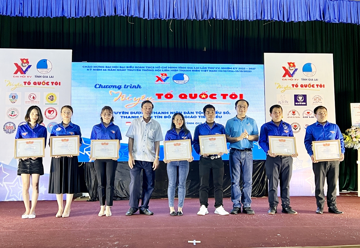Ủy ban Hội LHTN Việt Nam tỉnh tuyên dương 10 thanh niên DTTS, thanh niên tín đồ tôn giáo tiêu biểu Tp. Pleiku