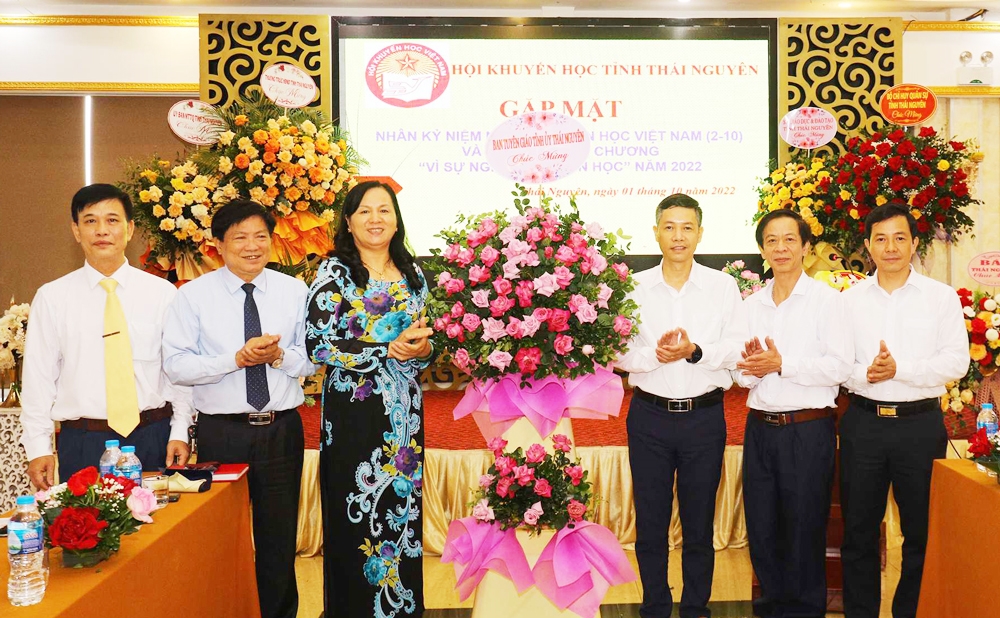 Đại diện lãnh đạo Ban Tuyên giáo Tỉnh ủy tặng hoa chúc mừng Hội Khuyến học tỉnh Thái Nguyên