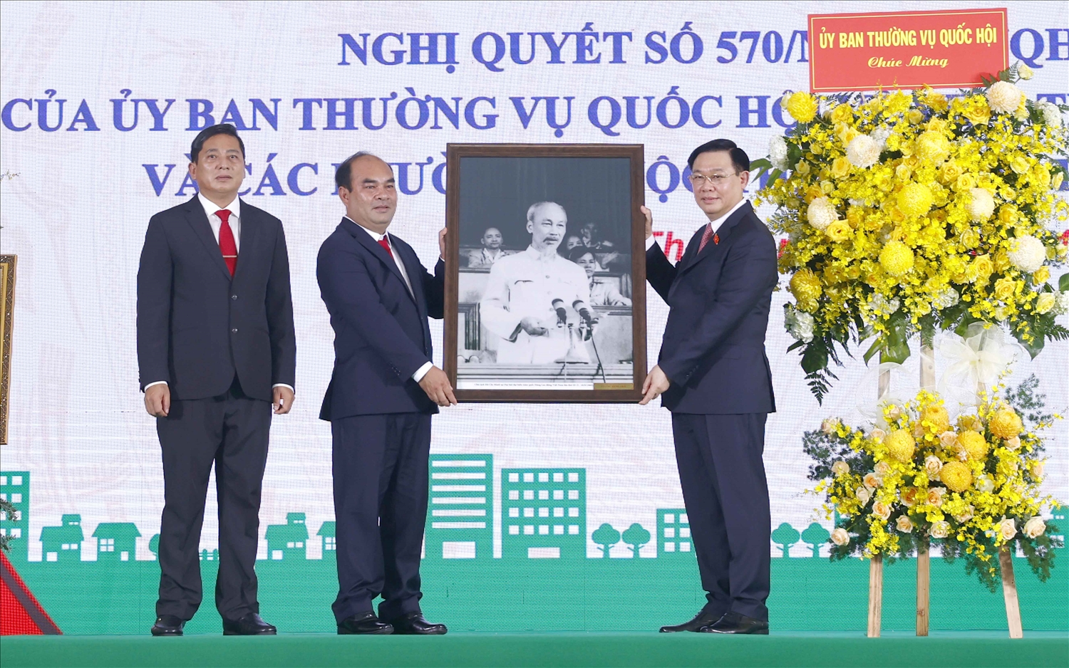 Chủ tịch Quốc hội Vương Đình Huệ tặng lưu niệm bức tranh Bác Hồ cho Đảng bộ và Nhân dân tỉnh Bình Phước