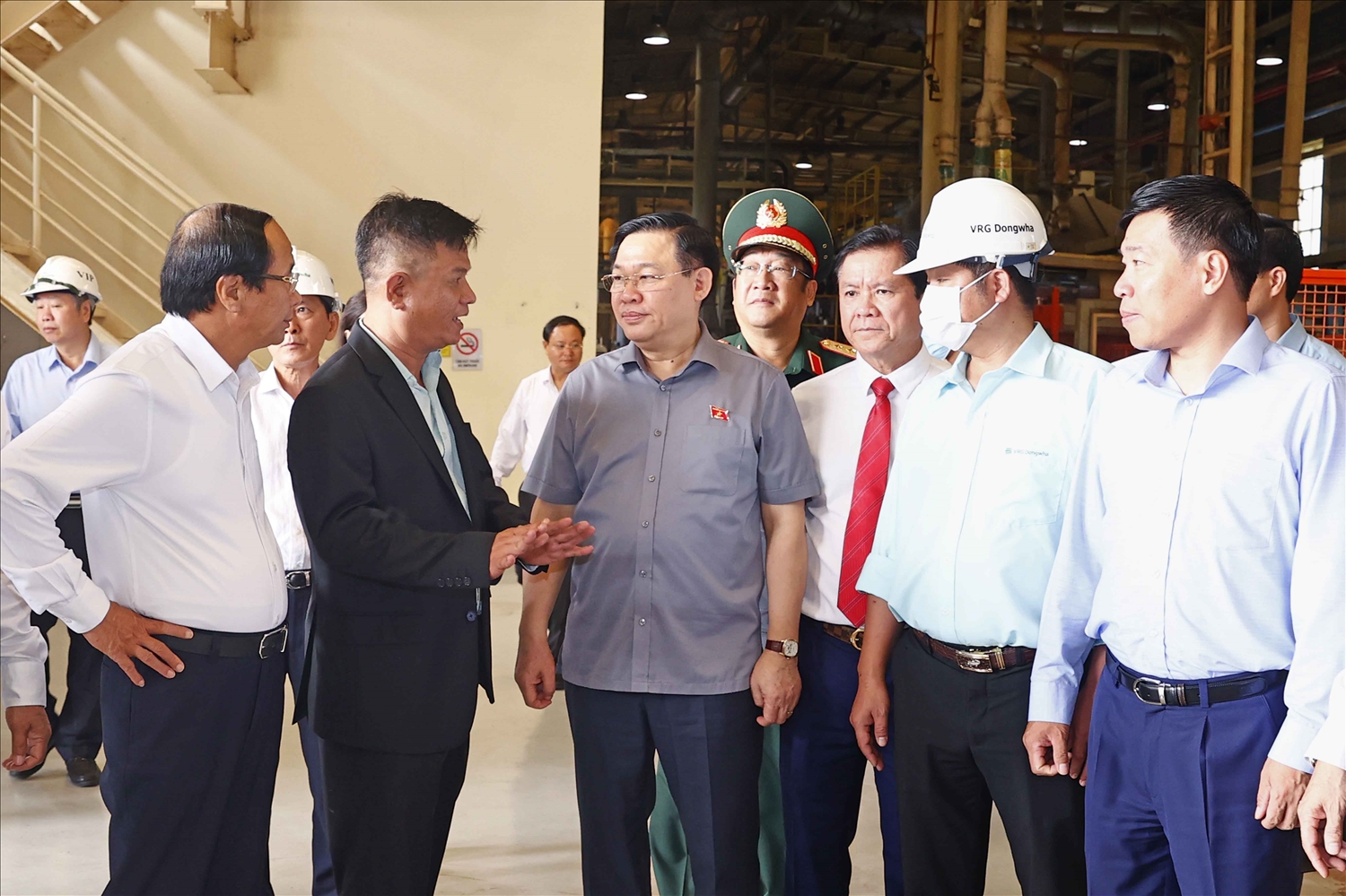 Lãnh đạo Nhà máy báo cáo quy trình sản xuất với Chủ tịch Quốc hội Vương Đình Huệ 