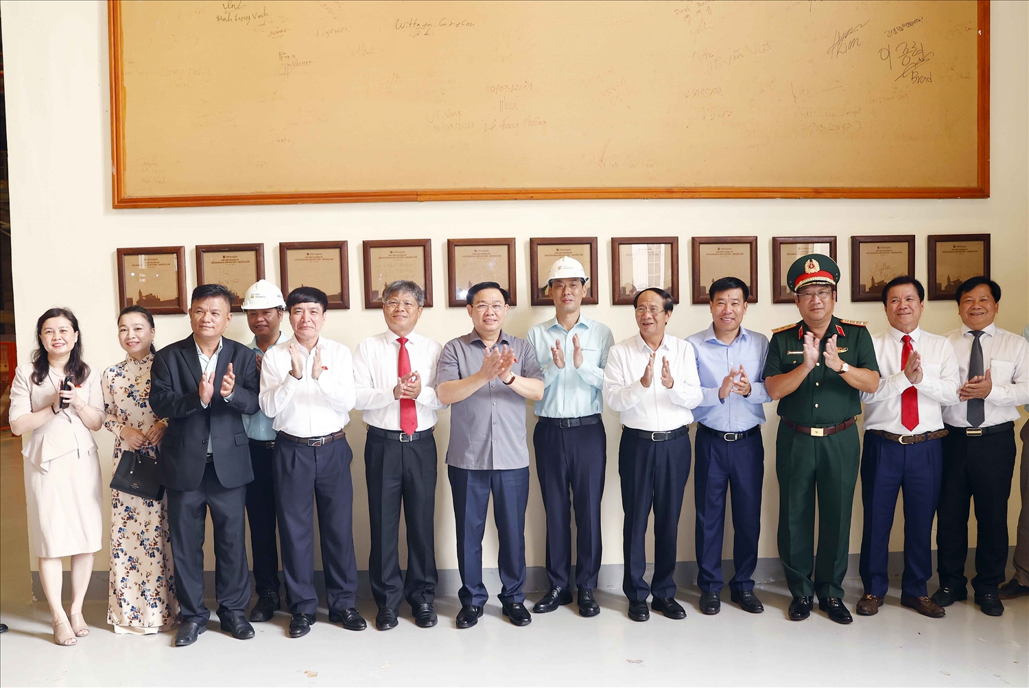  Chủ tịch Quốc hội Vương Đình Huệ cùng Đoàn công tác chụp ảnh lưu niệm với Lãnh đạo Nhà máy Gỗ MDF Dongwha 