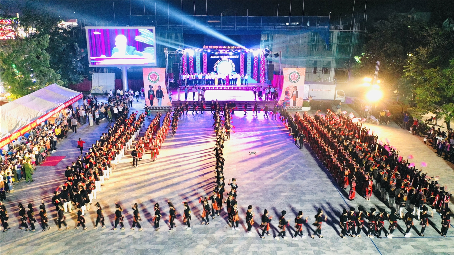 Cũng trong khuôn khổ buổi lễ là màn đồng diễn của 300 diễn viên quần chúng Dân tộc Dao huyện Văn Yên, tỉnh Yên Bái.