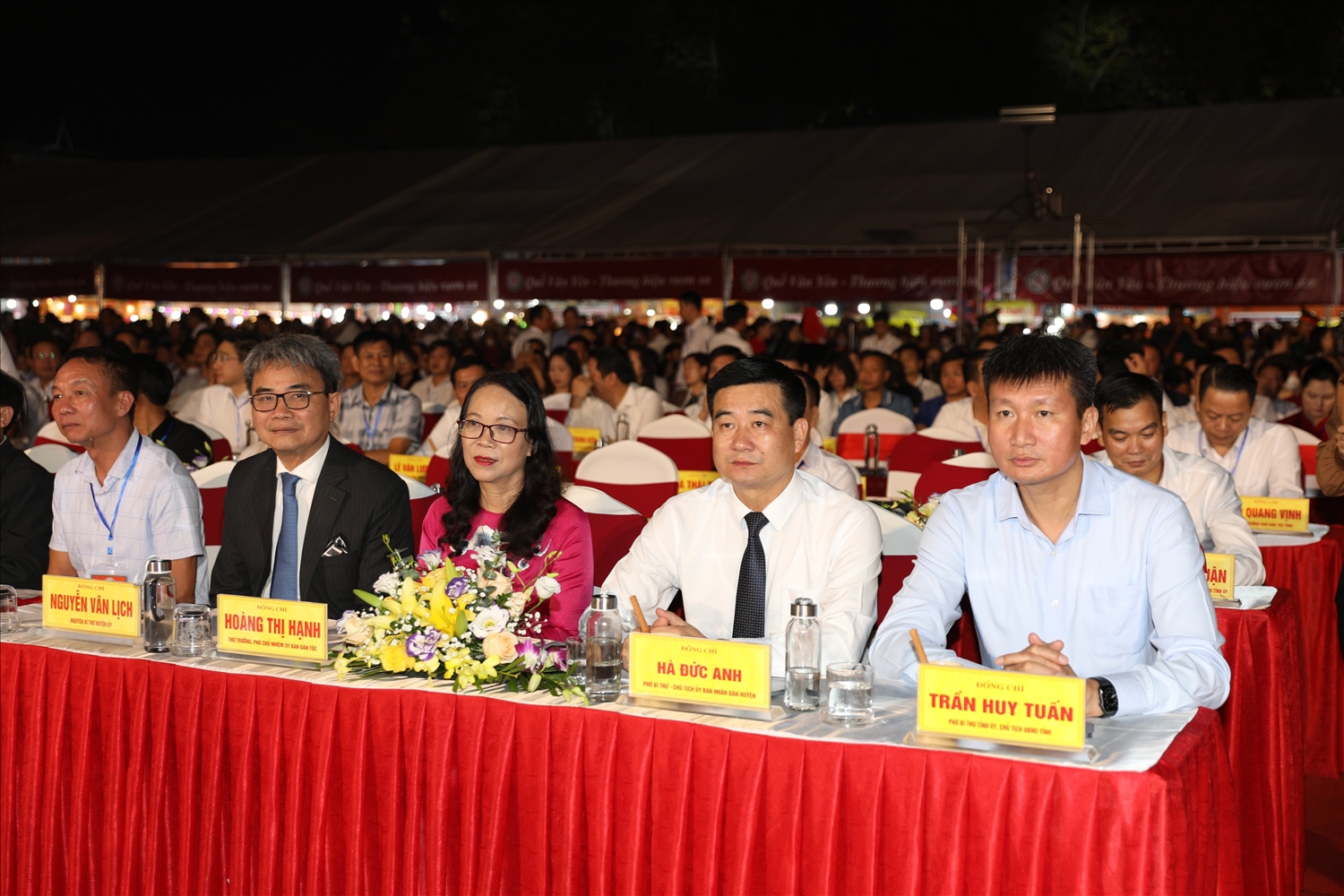Thứ trưởng, Phó Chủ nhiệm Ủy ban Dân tộc Hoàng Thị Hạnh cùng các đại biểu tham dự buổi lễ.