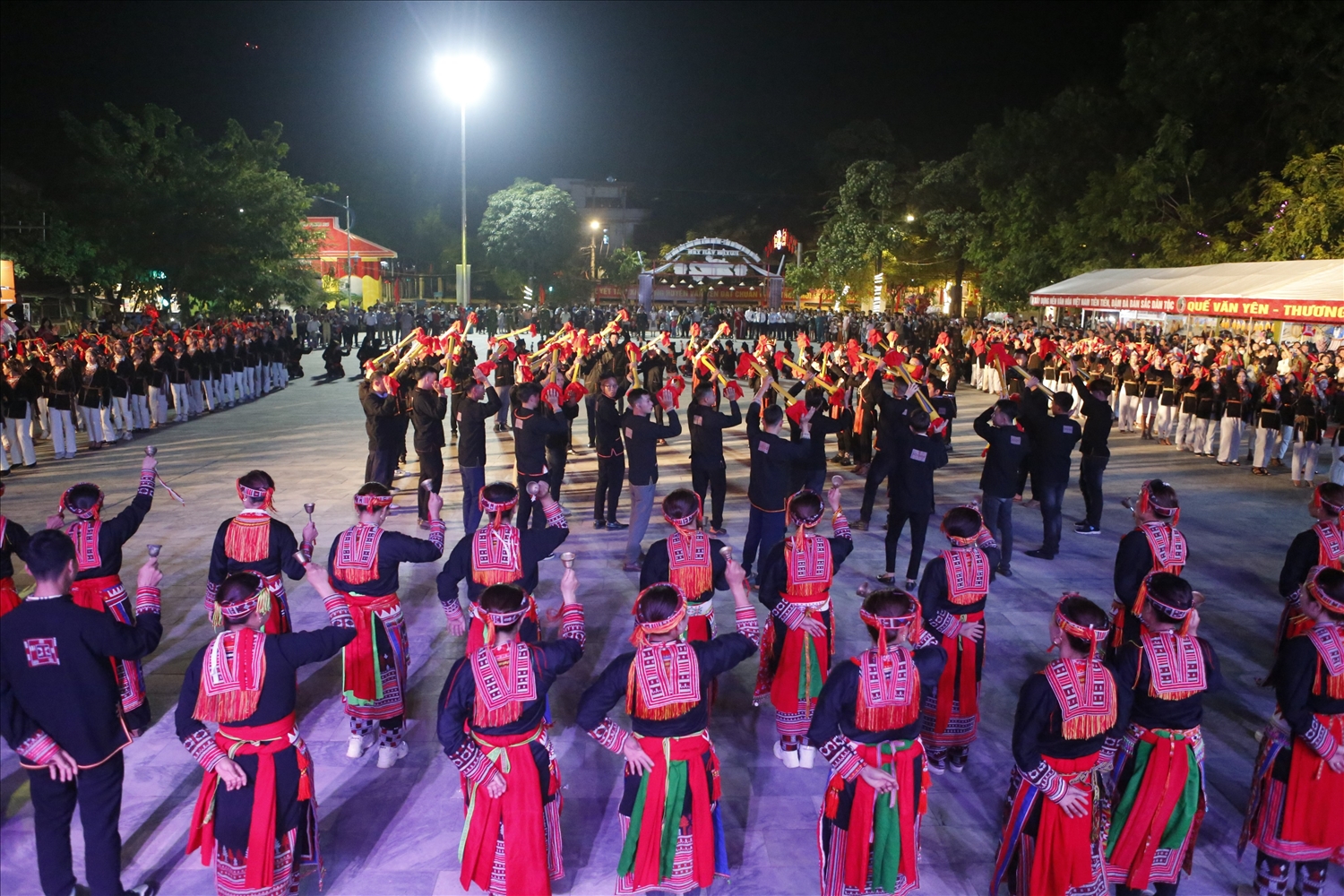 300 diễn viên quần chúng thuộc các nhóm Dân tộc Dao huyện Văn Yên tham gia đồng diễn.