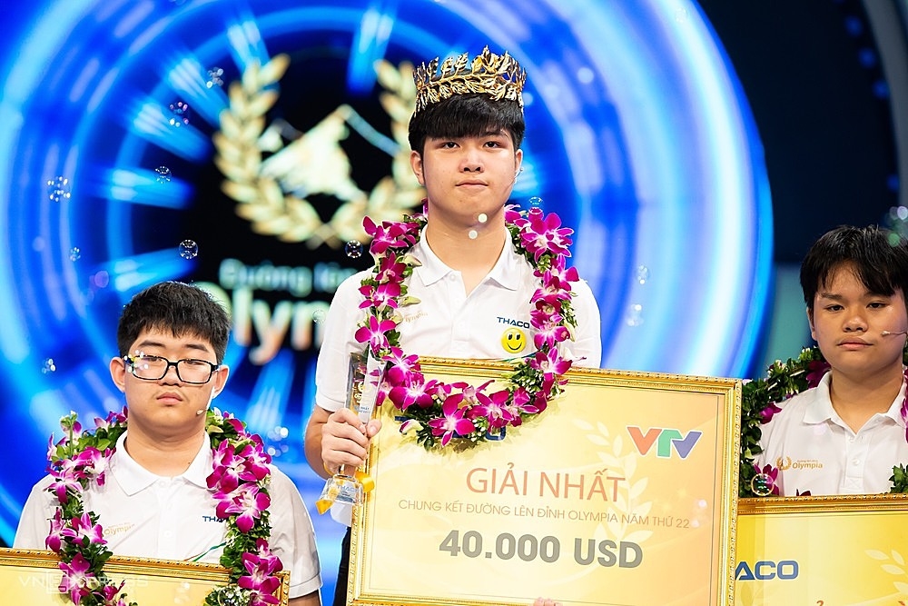 Đặng Lê Nguyên Vũ (giữa) giành phần thưởng 40.000 USD cho ngôi quán quân Olympia năm thứ 22. Ảnh: TĐ
