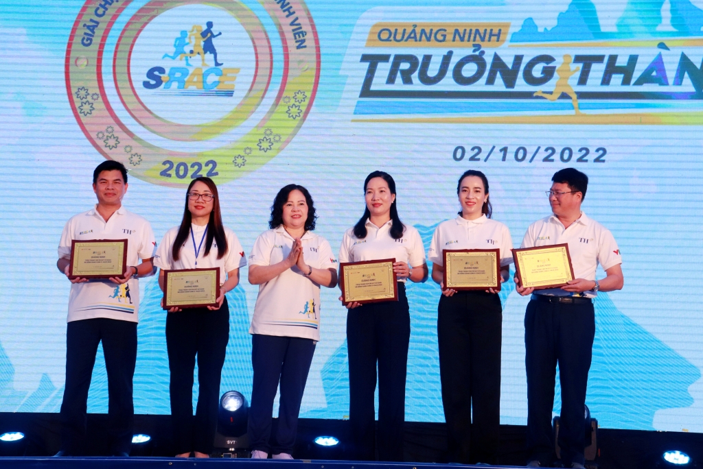 Thứ trưởng Bộ Giáo dục và Đào tạo Ngô Thị Minh vinh danh các đơn vị phối hợp tổ chức giải.