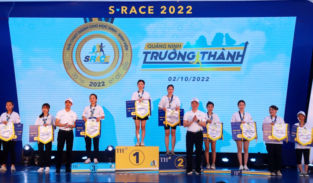 Ban Tổ chức trao giải cao nhất cho học sinh, sinh viên tại giải chạy S-Race