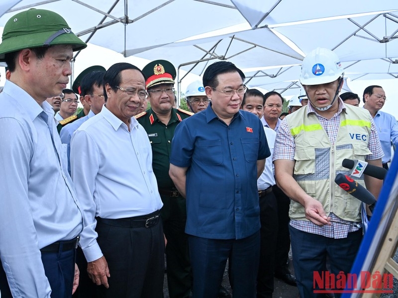Chủ tịch Quốc hội Vương Đình Huệ và đoàn công tác kiểm tra kế hoạch triển khai dự án đường cao tốc Bến Lức-Long Thành. (Ảnh: DUY LINH)