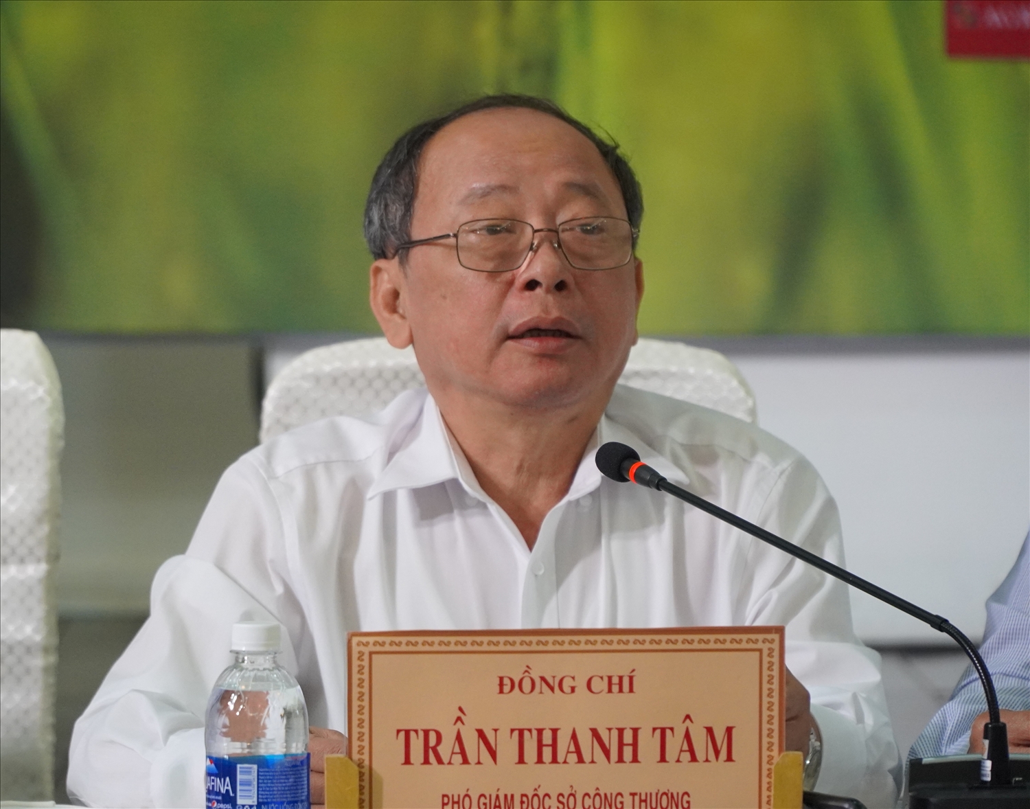Ông Trần Thanh Tâm giám đốc Sở Công Thương tỉnh An Giang giải đáp những thắc mắc của bà con nông dân