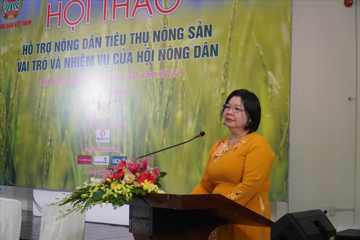 Bà Cao Xuân Thu Vân, Phó Chủ tịch Trung ương Hội Nông dân Việt Nam phát biểu tại Hội thảo