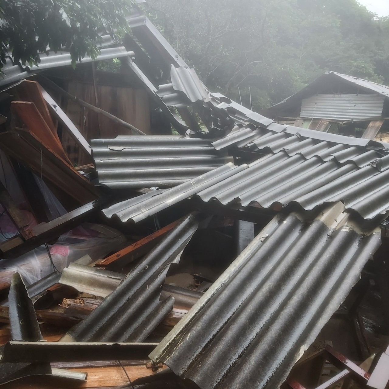 Một ngôi nhà ở bản Hòa Sơn đã bị đổ sập do lũ quét