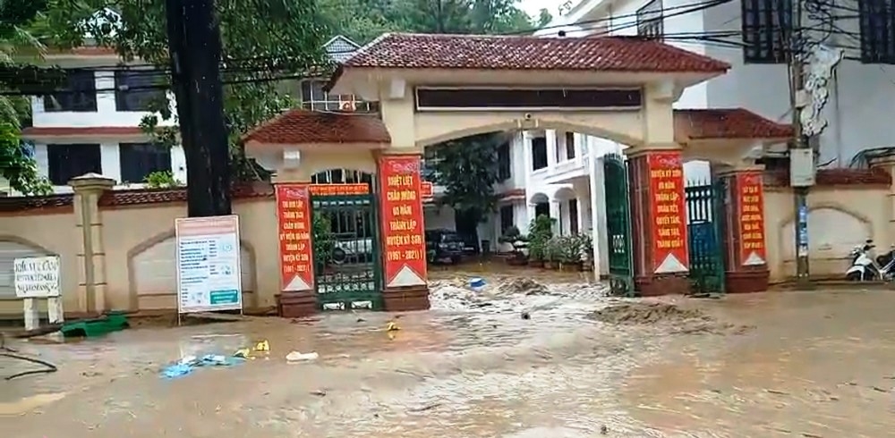 Trụ sở UBND huyện Kỳ Sơn tại khối 1 thị trấn Mường Xén sau lũ quét