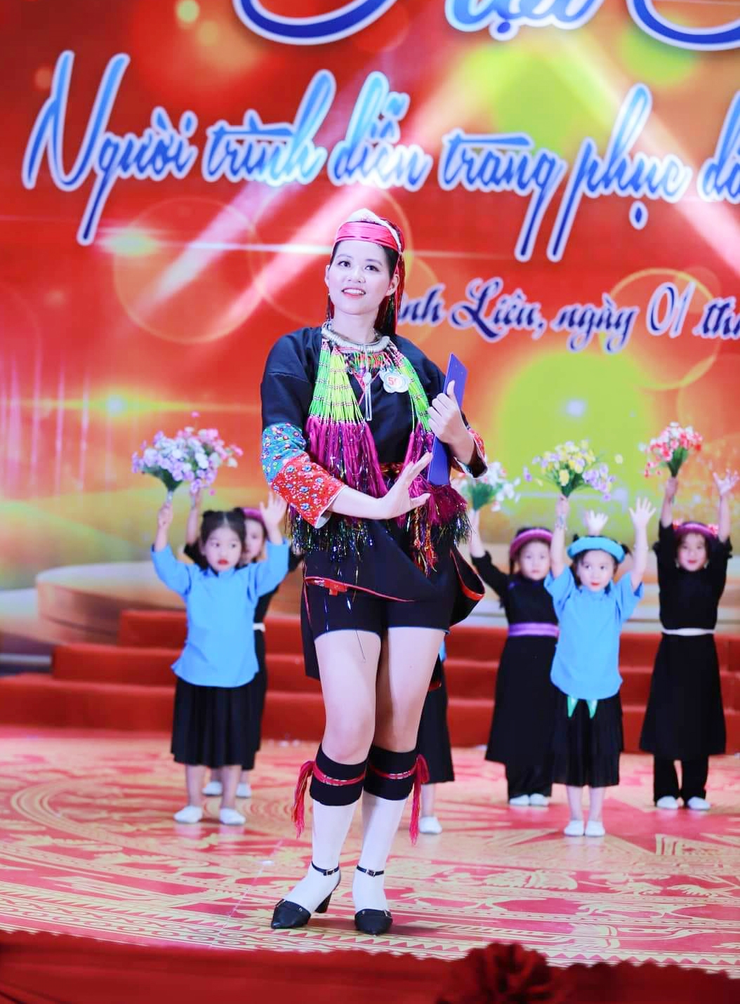(TIN) 16 thí sinh lọt vào vòng Chung kết Hội thi “Người trình diễn trang phục dân tộc đẹp nhất huyện Bình Liêu năm 2022” 1