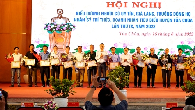 Lãnh đạo huyện Tủa Chùa trao giấy khen cho 25 già làng, trưởng bản, Người có uy tín đã có thành tích xuất sắc trong thực hiện các phong trào thi đua giai đoạn 2018 - 2022.