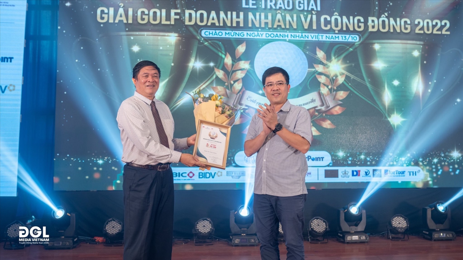 Ông Lê Mạnh Hùng, Cục trưởng trao kỷ niệm chương tri ân nhà tài trợ (ảnh: DGL Media)