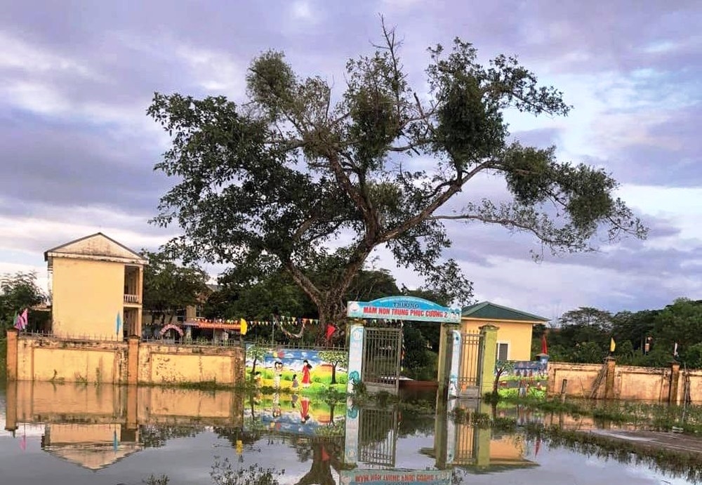 Trường Mầm non Trung Phúc Cường thuộc vùng 5 Nam huyện Nam Đàn vẫn bị ngập trong nước