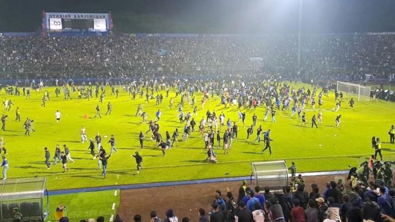 Bóng đá Indonesia đang ở vào những thời khắc tăm tối nhất sau thảm kịch diễn ra tại sân Kanjuruhan. Ảnh: Reuters