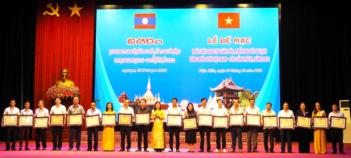 Thừa ủy quyền Bộ trưởng Bộ VHTT&DL, Vụ trưởng Văn hóa dân tộc Nguyễn Thị Hải Nhung đã trao Bằng khen cho các tập thể, cá nhân có nhiều đóng góp trong tổ chức Ngày hội
