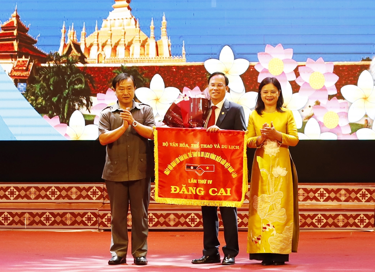 Tỉnh ủy viên, Phó Chủ tịch UBND tỉnh Điện Biên Vừ A Bằng đã trao Cờ đăng cai tới Giám đốc Sở VHTT&DL tỉnh Quảng Nam Nguyễn Thanh Hồng