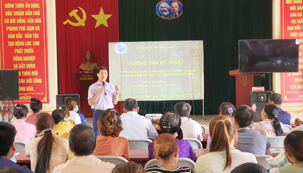 Đại diện Viện Khoa học Lâm nghiệp Việt Nam hướng dẫn người dân kỹ thuật thâm canh rừng gỗ lớn thuộc Tiểu dự án 4 - Dự án 5, Chương trình MTQG tại xã Giáo Liêm, huyện Sơn Động (tháng 9/2022)