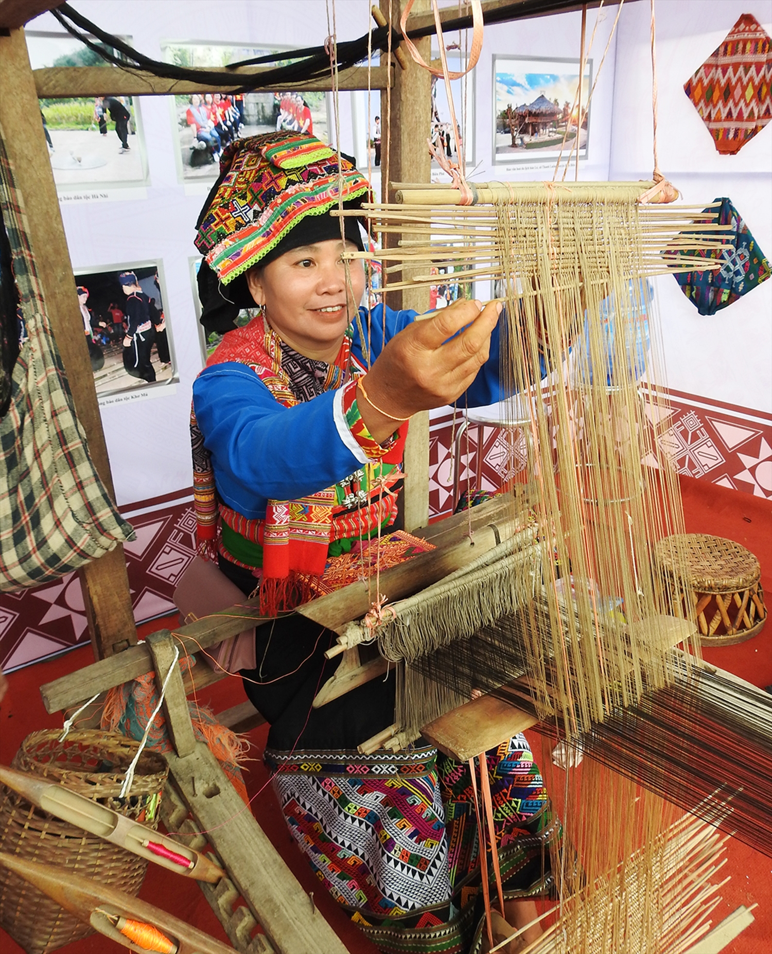 Giới thiệu nghệ thuật dệt thổ cẩm tại gian hàng của tỉnh Điện Biên