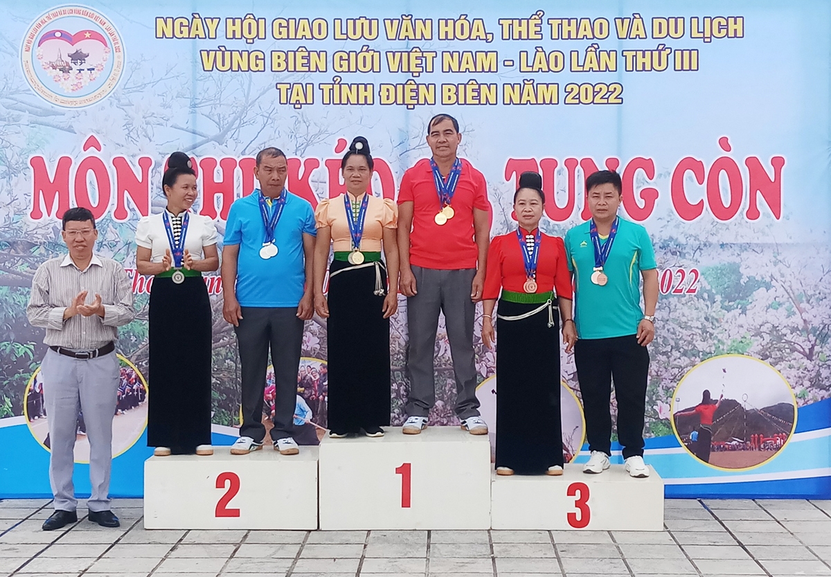 Ban Tổ chức trao giải cho các vận động viên đạt giải ở môn thi Kéo co và Tung còn