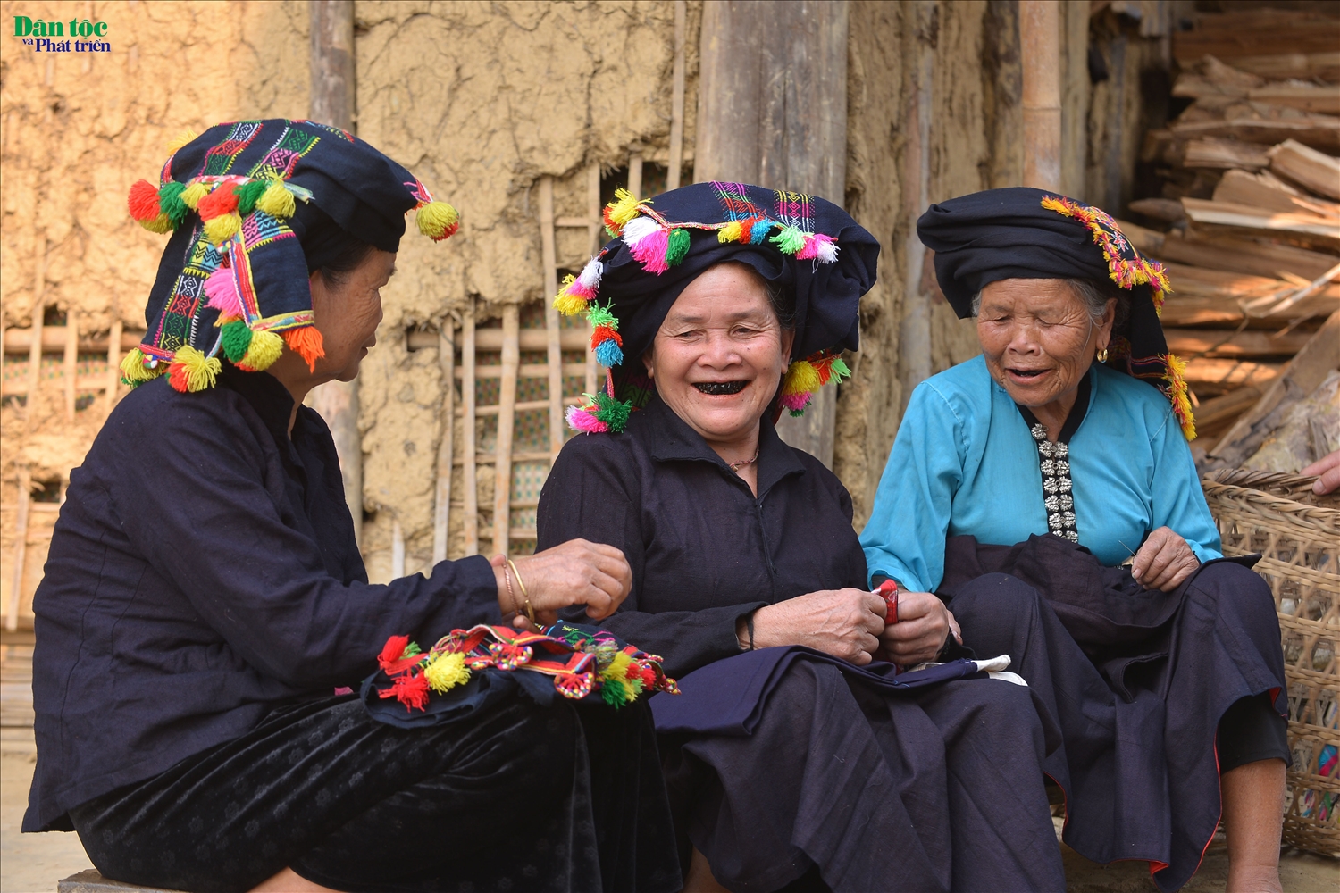 Người Kháng không có nghề dệt vải, nên họ thường dùng sản phẩm đan lát và các sản phẩm khác để trao đổi lấy vải và quần áo của người Thái, nên trang phục của họ khá tương đồng với trang phục của người Thái