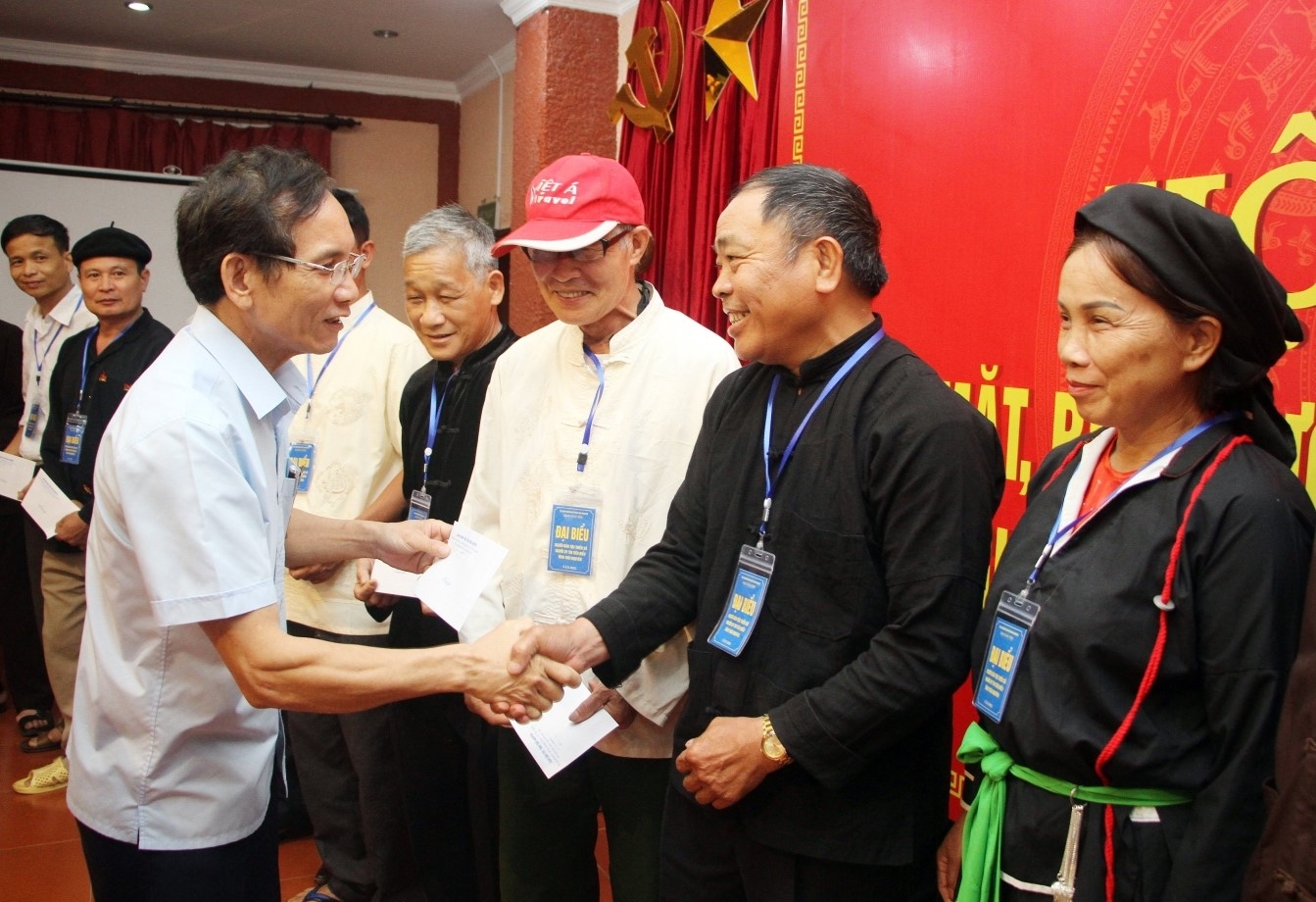 Ông Hoàng Văn Chính, Phó Trưởng Ban Dân tộc tỉnh Thái Nguyên tặng quà cho người DTTS, Người có uy tín tiêu biểu tại Hội nghị Biểu dương người DTTS, Người có uy tín tiêu biểu năm 2022.