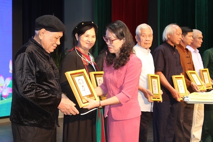 Thứ trưởng, Phó Chủ nhiệm Uỷ ban Dân tộc Hoàng Thị Hạnh tặng quà Người có uy tín trong đồng bào DTTS tỉnh Thái Nguyên nhân dịp Đoàn về thăm Thủ đô Hà Nội (tháng 8/2022).