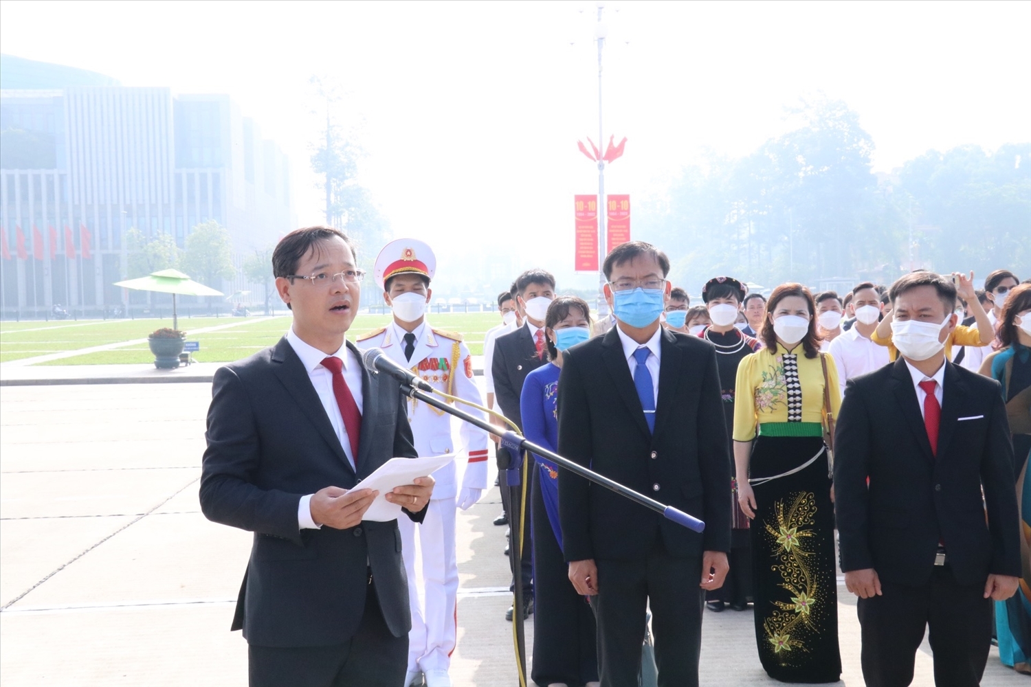 Thay mặt Đoàn đại biểu, Tổng Cục trưởng Trương Anh Dũng thành kính báo công dâng Bác