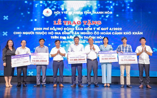 Lãnh đạo Hội Y tế tư nhân Thanh Hóa trao kinh phí mua hơn 26.000 thẻ BHYT cho hộ gia đình cận nghèo tại 5 huyện
