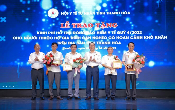 Lãnh đạo Hiệp hội Bệnh viện tư nhân Việt Nam trao Kỷ niệm chương cho 4 cá nhân có đóng góp vì sự phát triển y tế tư nhân
