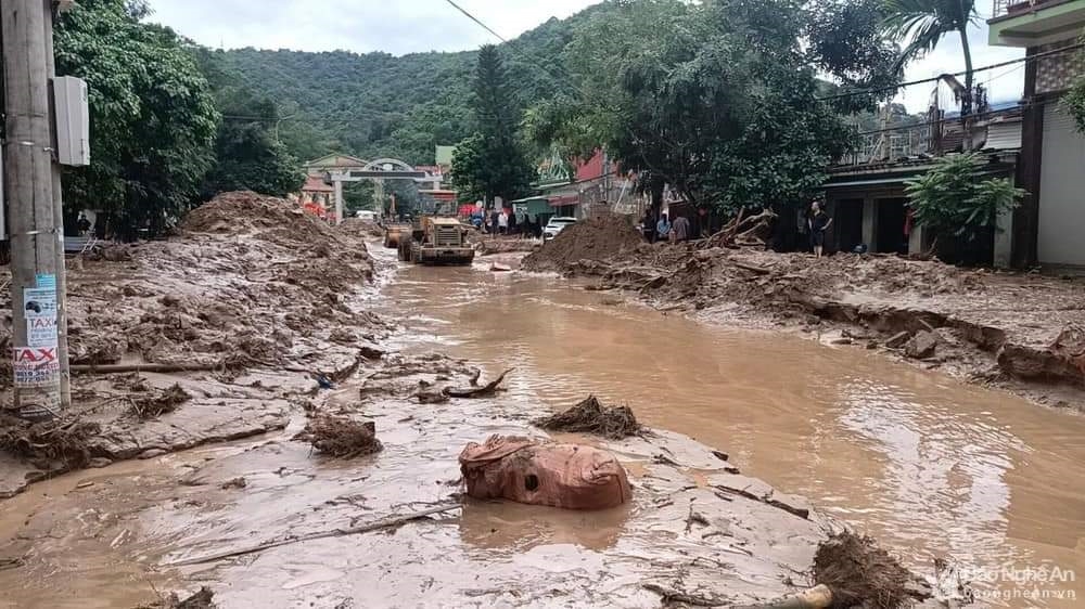 Thị trấn biên viễn huyện Kỳ Sơn ngập trong bùn đất sau lũ quét