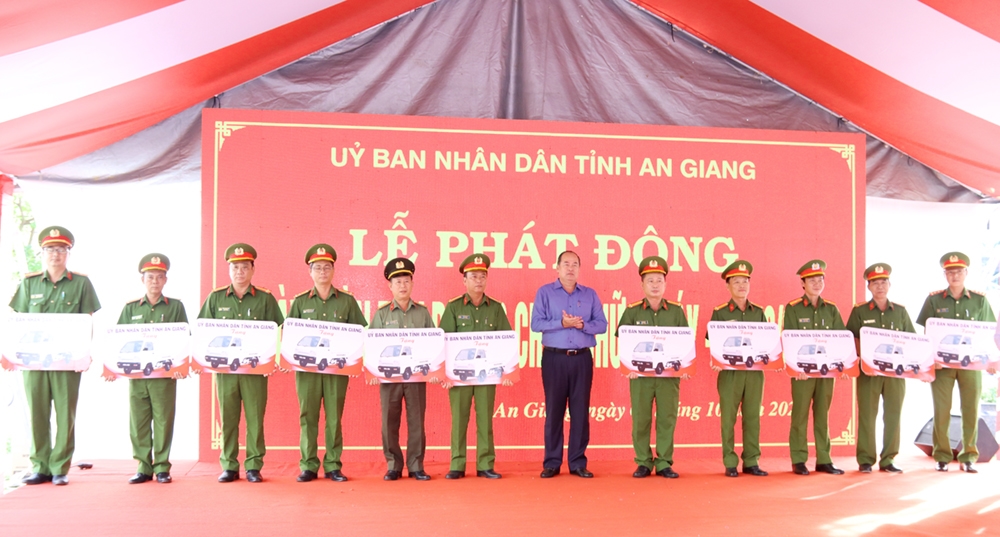 Chủ tịch UBND tỉnh An Giang Nguyễn Thanh Bình trao bảng tượng trưng 11 xe ô tô tải cho 8 Đội chữa cháy khu vực và Công an 3 huyện Thoại Sơn, Tri Tôn, An Phú