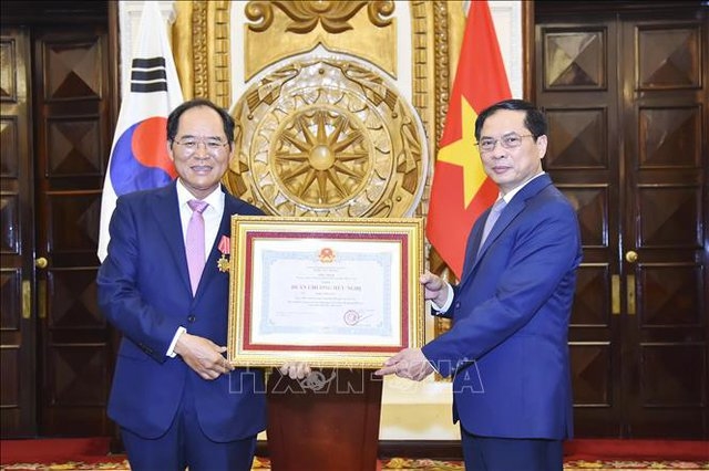 Thừa uỷ quyền của Chủ tịch nước, Bộ trưởng Bộ Ngoại giao Bùi Thanh Sơn trao Huân chương Hữu nghị tặng Đại sứ Hàn Quốc tại Việt Nam Park Noh Wan - Ảnh: TTXVN