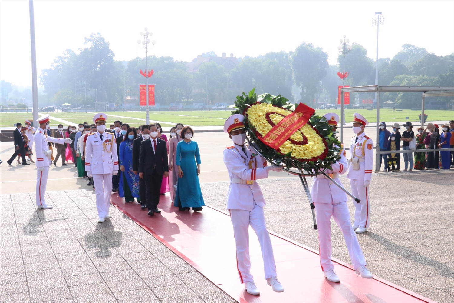 Đoàn Đại biểu dâng vòng hoa tưởng niệm Chủ tịch Hồ Chí Minh.