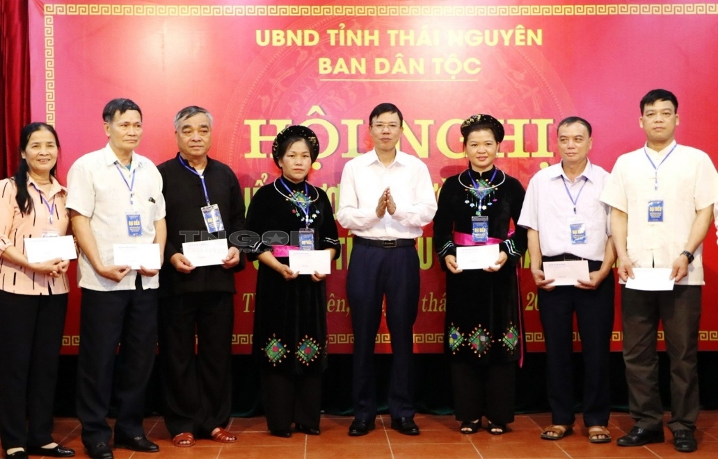 Ông Dương Văn Tiến, Trưởng Ban Dân vận Tỉnh ủy Thái Nguyên tặng quà Người có uy tín tại Hội nghị gặp mặt, biểu dương người DTTS, Người có uy tín tiêu biểu năm 2022.