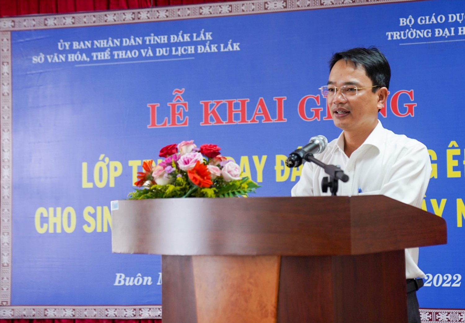 Ông Đặng Gia Duẩn - Phó Giám đốc Sở Văn hóa, Thể thao và Du lịch tỉnh Đắk Lắk phát biểu tại Lễ khai giảng