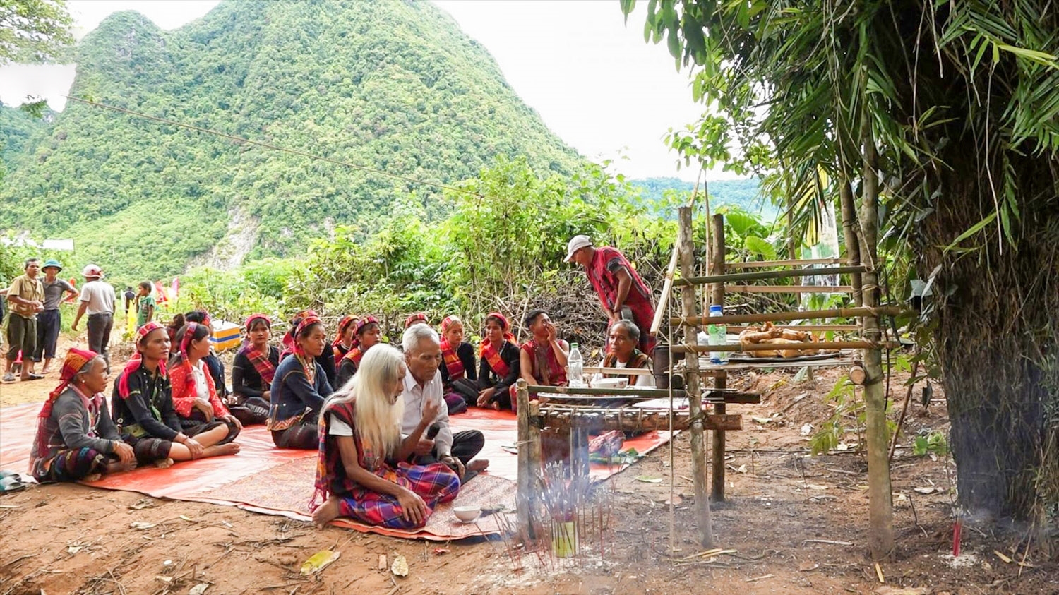 Già làng cùng bà con dân bản ở xã Trường Sơn thực hiện nghi thức trong lễ hội Trỉa lúa