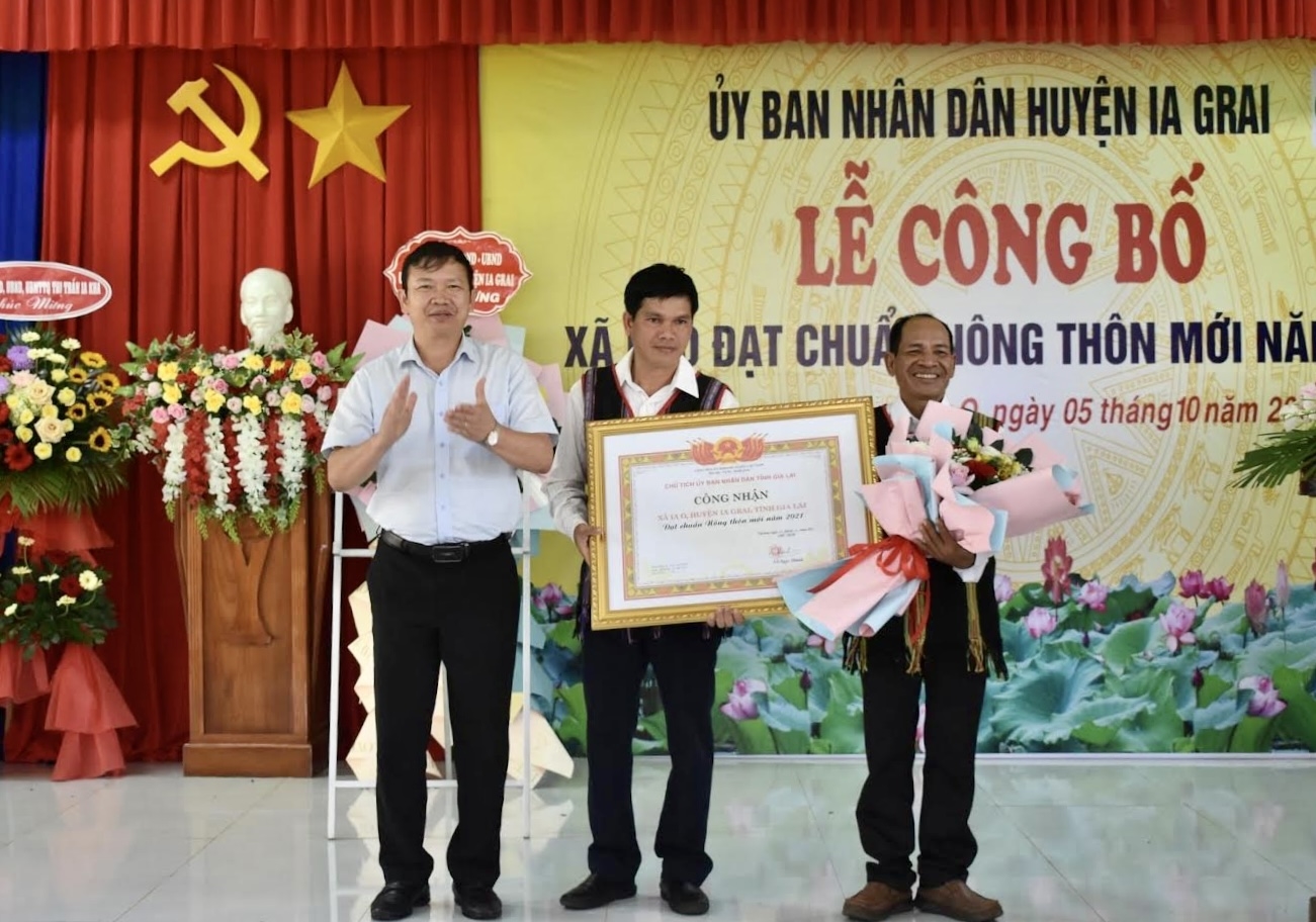 Lãnh đạo xã Ia O vinh dự đón nhận bằng công nhận đạt chuẩn NTM năm 2021 của Chủ tịch UBND tỉnh Gia Lai